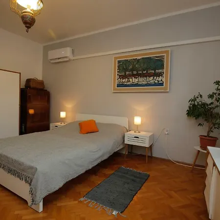 Pietas Iulia * Πούλα